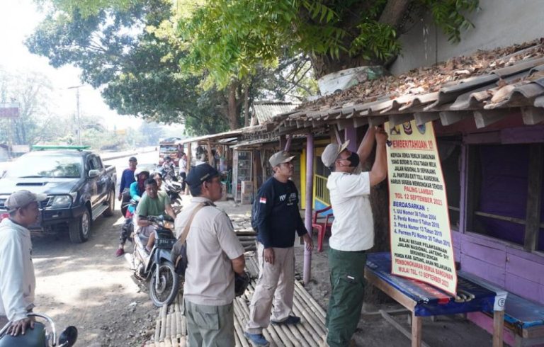 Satpol PP Batang Segera Bongkar Warung Semi Permanen yang Tempati Exit Tol Kandeman (Foto: Dok MC Batang)