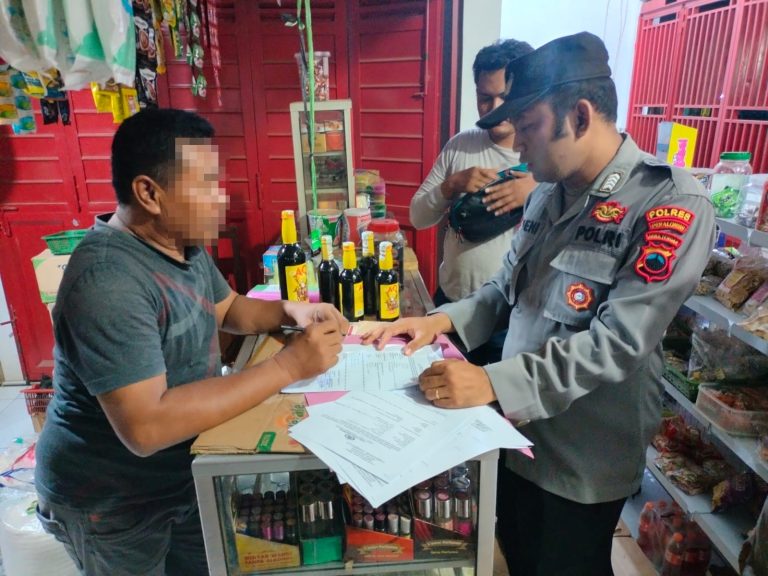 Beberapa Warung Jadi Sasaran Razia Miras yang Digelar Polsek Karangdadap (Foto: Dok Humas Polres Pekalongan)