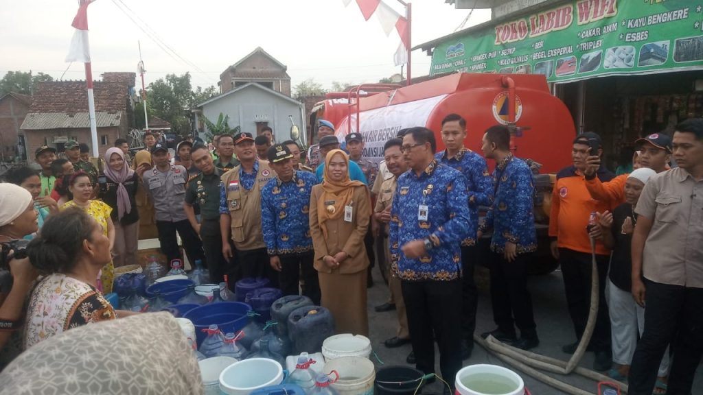 Pemprov Jateng Salurkan Bantuan Air Bersih Kepada Warga Demak (Foto: Dok Kominfo Demak)