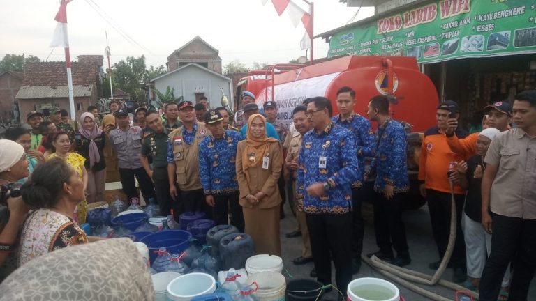 Pemprov Jateng Salurkan Bantuan Air Bersih Kepada Warga Demak (Foto: Dok Kominfo Demak)