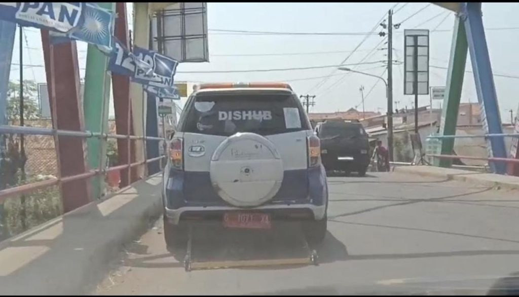 Dikeluhkan Warga, Dishub Terjunkan Mobil Penyapu Ranjau Paku di Jalan (Foto: Dok Timkom Pemkot Pekalongan)