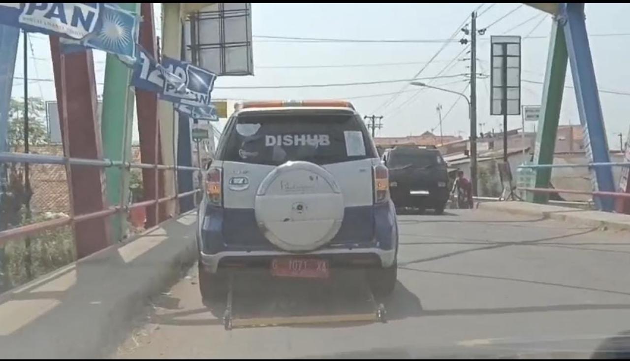 Dikeluhkan Warga, Dishub Terjunkan Mobil Penyapu Ranjau Paku di Jalan (Foto: Dok Timkom Pemkot Pekalongan)