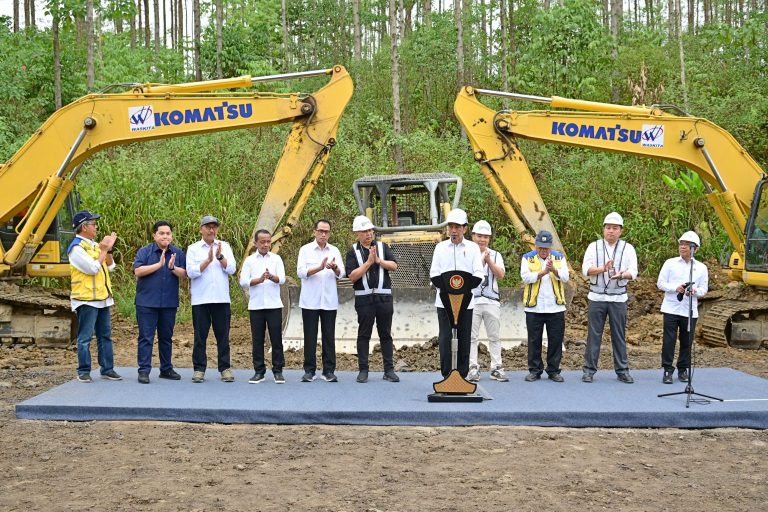Presiden Jokowi saat groundbreaking Hotel Vasanta di kawasan Ibu Kota Nusantara, Kabupaten Penajam Paser Utara, Kalimantan Timur, Sabtu (23/09). (Foto: Dok BPMI Setpres)