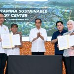 Presiden Jokowi menyaksikan penandatanganan MoU antara Pertamina dan Otorita IKN, di kawasan IKN, Penajam Paser Utara, Kaltim, Jumat (22/09). (Foto: Dok BPMI Setpres)