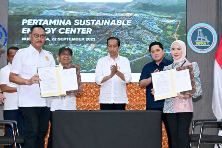 Presiden Jokowi menyaksikan penandatanganan MoU antara Pertamina dan Otorita IKN, di kawasan IKN, Penajam Paser Utara, Kaltim, Jumat (22/09). (Foto: Dok BPMI Setpres)