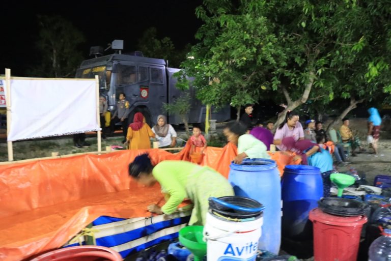 Tanpa Kenal Lelah, Polisi di Grobogan Salurkan Bantuan Air Bersih ke Masyarakat (Foto: Dok Humas Polres Grobogan)