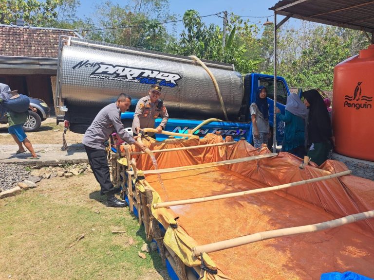 Warga Tangen Alami Kekeringan, Polsek Sragen Kota Kirim 7 Tanki Air Bersih (Foto: Dok Humas Polres Sragen)