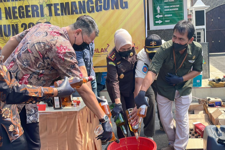 Kejari Temanggung Memusnahkan Barang Bukti dari 58 Perkara