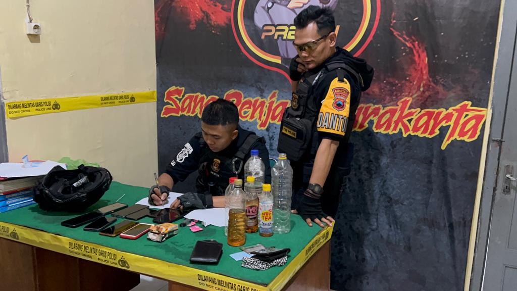 Pesta Miras di Taman Kampus, 10 Warga Diamankan Tim Sparta Polresta Surakarta (Foto: Dok Humas Polresta Surakarta)