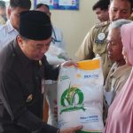 Pj. Bupati Jepara Serahkan Bantuan Beras Kepada 120.861 KPM (Foto: Dok Diskominfo Jepara)