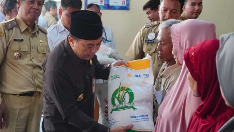 Pj. Bupati Jepara Serahkan Bantuan Beras Kepada 120.861 KPM (Foto: Dok Diskominfo Jepara)