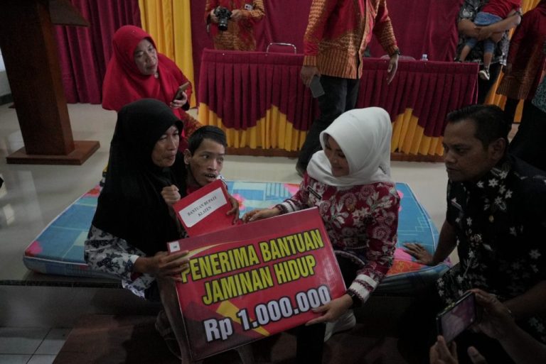 Sambang Warga Bowan: Rizki Penyandang Disabilitas Terima Bantuan Jaminan Hidup (Foto: Dok Kominfo Klaten)