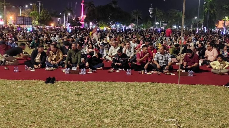Nonton bareng (nobar) Film Tenggelamnya Kapal Van der Wijck di Alun-Alun 1 Jepara. (Foto: Dok Diskominfo Jepara)