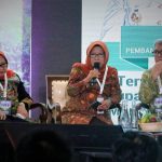 Bupati Tegal Umi Azizah (tengah) memaparkan upaya pemulihan lahan terkontaminasi limbah B3 di Pesarean, Sabtu (16/09). (Foto: Dok Pemkab Tegal)