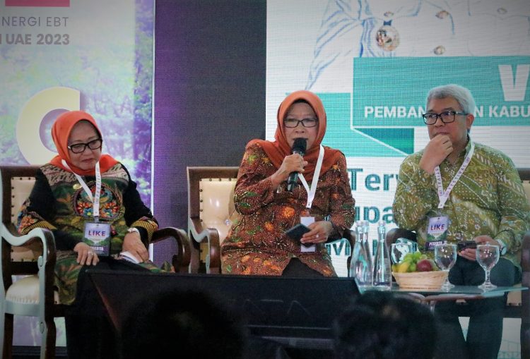 Bupati Tegal Umi Azizah (tengah) memaparkan upaya pemulihan lahan terkontaminasi limbah B3 di Pesarean, Sabtu (16/09). (Foto: Dok Pemkab Tegal)