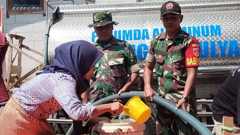 Sumber Air Mengering, Kodim Batang Suplai Air untuk Warga Wonokerto