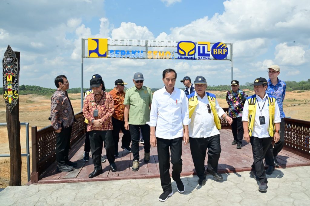 Presiden Jokowi saat meninjau impounding di Bendungan Sepaku Semoi, Kabupaten Penajam Paser Utara, Kalimantan Timur, Kamis (21/09). (Foto: Dok BPMI Setpres)
