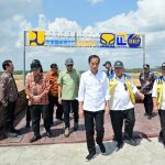 Presiden Jokowi saat meninjau impounding di Bendungan Sepaku Semoi, Kabupaten Penajam Paser Utara, Kalimantan Timur, Kamis (21/09). (Foto: Dok BPMI Setpres)