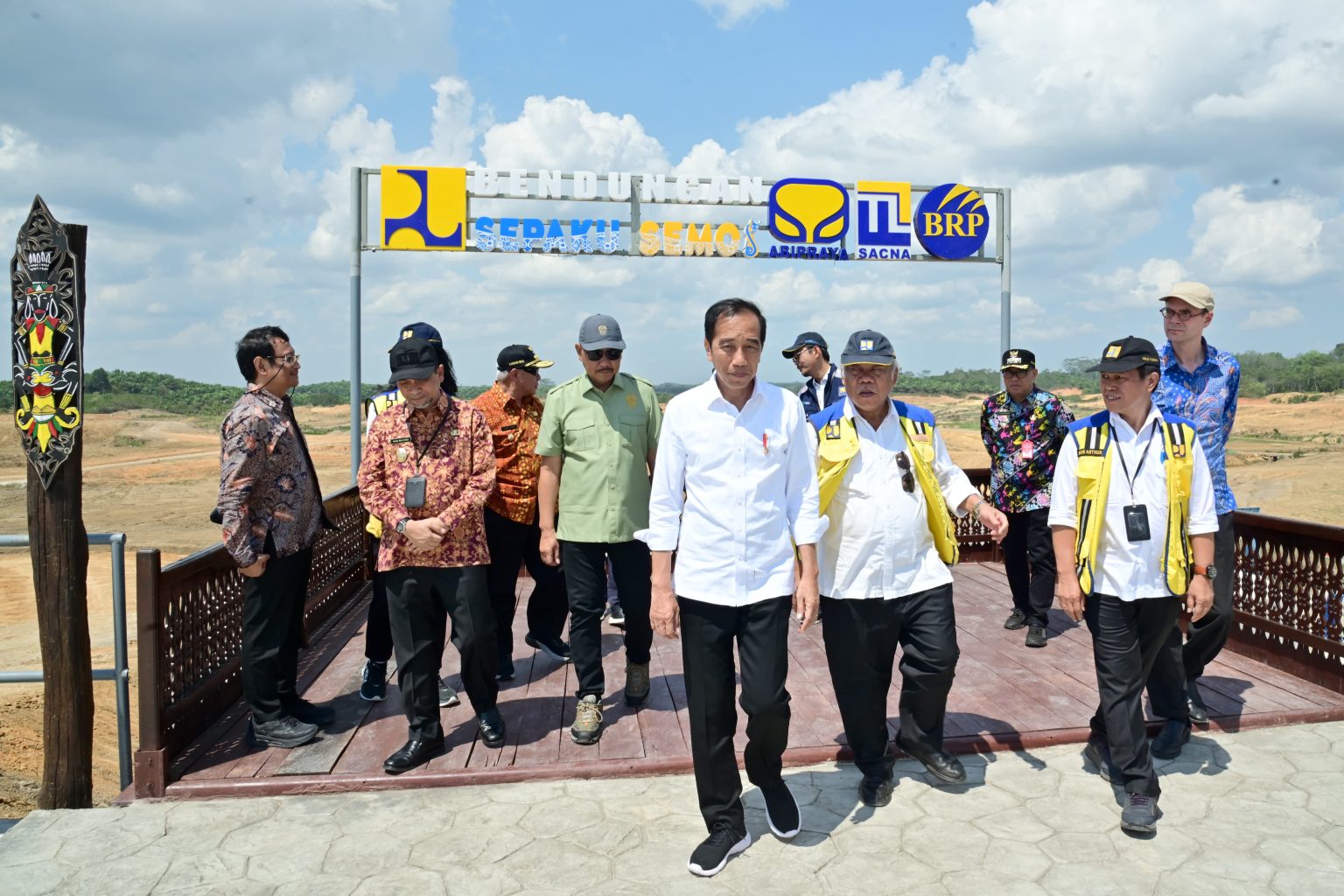 Presiden Jokowi saat meninjau impounding di Bendungan Sepaku Semoi, Kabupaten Penajam Paser Utara, Kalimantan Timur, Kamis (21/09). (Foto: Dok BPMI Setpres)