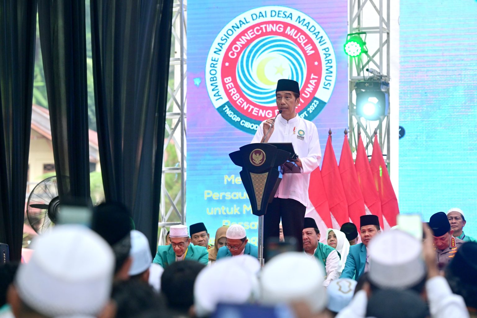 Presiden Jokowi membuka Jambore Nasional Dai Desa Madani Parmusi, di TNGGP, Jabar, Selasa (26/09). (Foto: Dok BPMI Setpres)