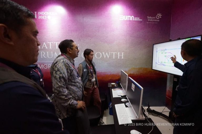Dirjen SDPPI Kementerian Kominfo Ismail saat meninjau Pusat Monitoring Telkom di Media Center KTT ke-43 ASEAN Jakarta Convention Center, Senin (04/09).