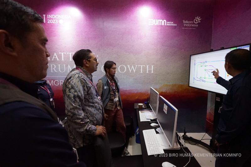 Dirjen SDPPI Kementerian Kominfo Ismail saat meninjau Pusat Monitoring Telkom di Media Center KTT ke-43 ASEAN Jakarta Convention Center, Senin (04/09).
