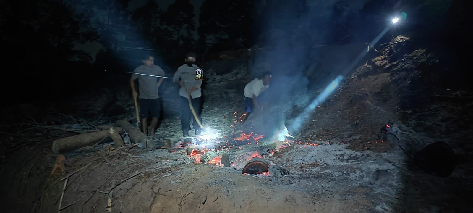 Bukit Compok Menawan Terbakar, Petugas Sempat Kesulitan Memadamkan Api