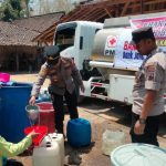 Warga Kesulitan Dapatkan Air Bersih, Polisi di Grobogan Turun Tangan (Foto: Dok Humas Polres Grobogan)