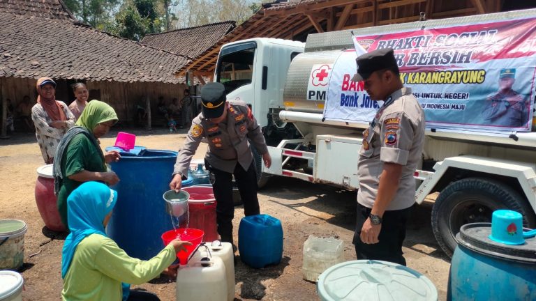Warga Kesulitan Dapatkan Air Bersih, Polisi di Grobogan Turun Tangan (Foto: Dok Humas Polres Grobogan)
