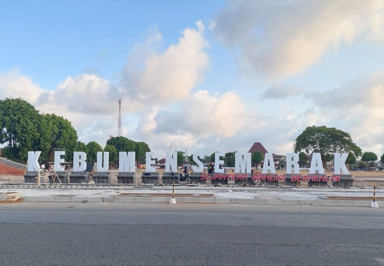 Penjelasan Bupati tentang Kebumen Semarak dan Alun-alun Pancasila (Foto: Dok Pemkab Kebumen)