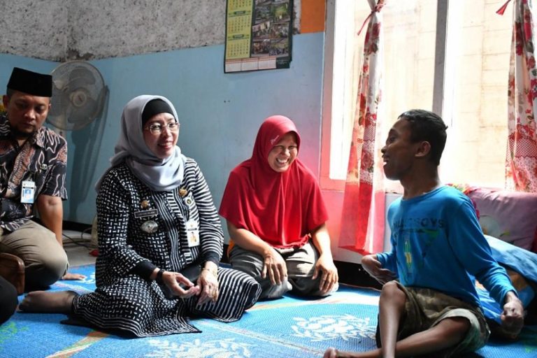 Jatuh dari Pohon, 7 Tahun Lumpuh Tak Tertangani Medis, Pj Bupati Carikan Solusi  (Foto: Dok MC Batang)