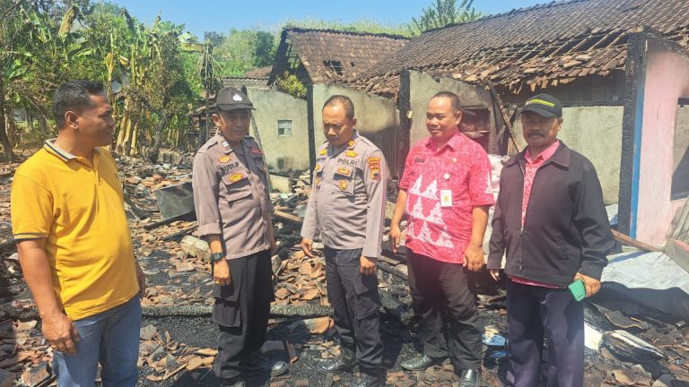 Diduga Korsleting dari Kandang Kambing, Dua Rumah Warga di Bringin Hangus Terbakar (Foto: Dok Humas Polres Semarang)