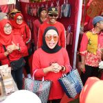 Roadshow Pemulihan Ekonomi di Kalimanah, Bupati Kenalkan Produk Daur Ulang Limbah Plastik (Foto: Dok Prokopim Purbalingga)