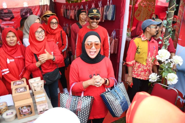 Roadshow Pemulihan Ekonomi di Kalimanah, Bupati Kenalkan Produk Daur Ulang Limbah Plastik (Foto: Dok Prokopim Purbalingga)