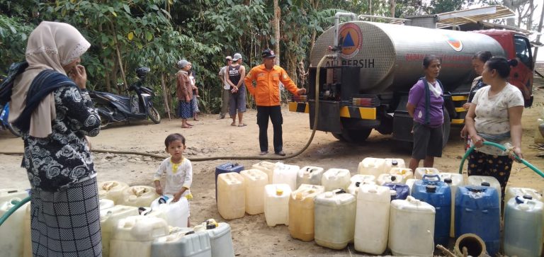 BPBD Rutin Droping Air Bersih, Sebanyak 15 Desa di 6 Kecamatan Mengalami Kekeringan  (Foto: Dok Pemkab Magelang)