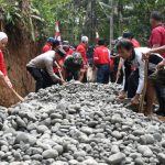 Ikut Gotong Royong Bangun Jalan Usaha Tani, Bupati Siap Bantu Pengaspalan dan Talud  (Foto: Dok Prokopim Purbalingga)