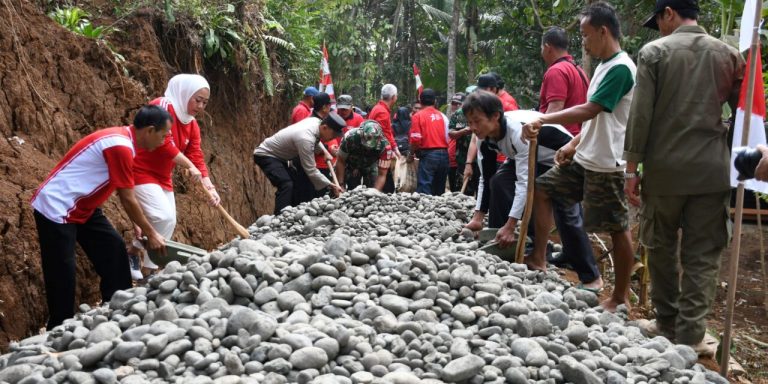 Ikut Gotong Royong Bangun Jalan Usaha Tani, Bupati Siap Bantu Pengaspalan dan Talud  (Foto: Dok Prokopim Purbalingga)