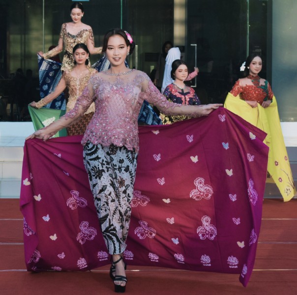 Sajikan Fashion Show Batik Asli Kendal, Kolabosari Dinarpus bersama Komunitas  (Foto: Dok Diskominfo Kendal)