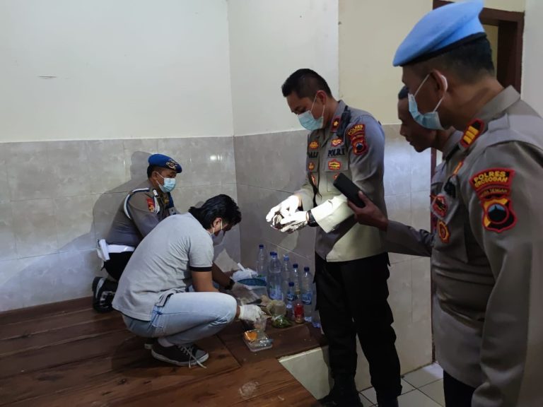 Antisipasi Barang Terlarang, Ruang Tahanan Polres Grobogan Digeledah (Foto: Dok Humas Polres Grobogan)