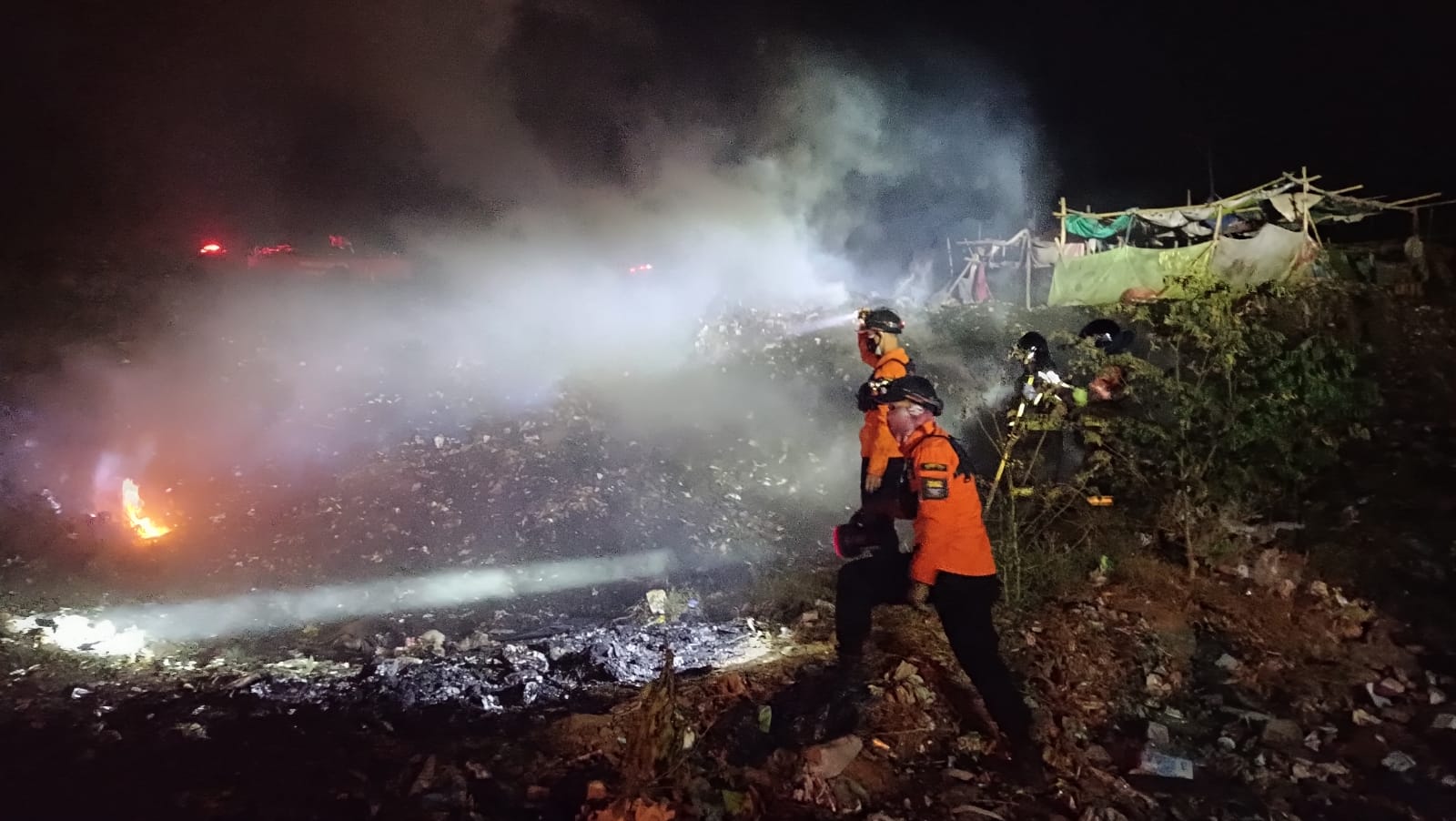 Kebakaran TPA Kopi Luhur Kota Cirebon, Warga Mengungsi Karena Asap Tebal (Foto: Dok BNPB)
