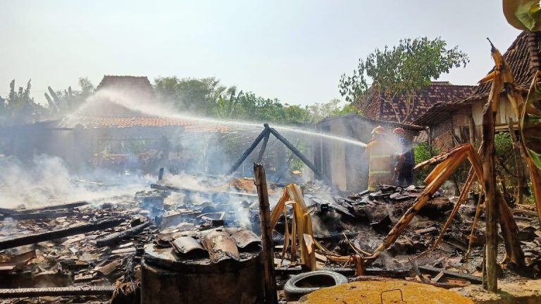 Ditinggal ke Sawah, Dipicu Korsleting Listrik Dua Rumah di Grobogan Terbakar (Foto: Dok Humas Polres Grobogan)