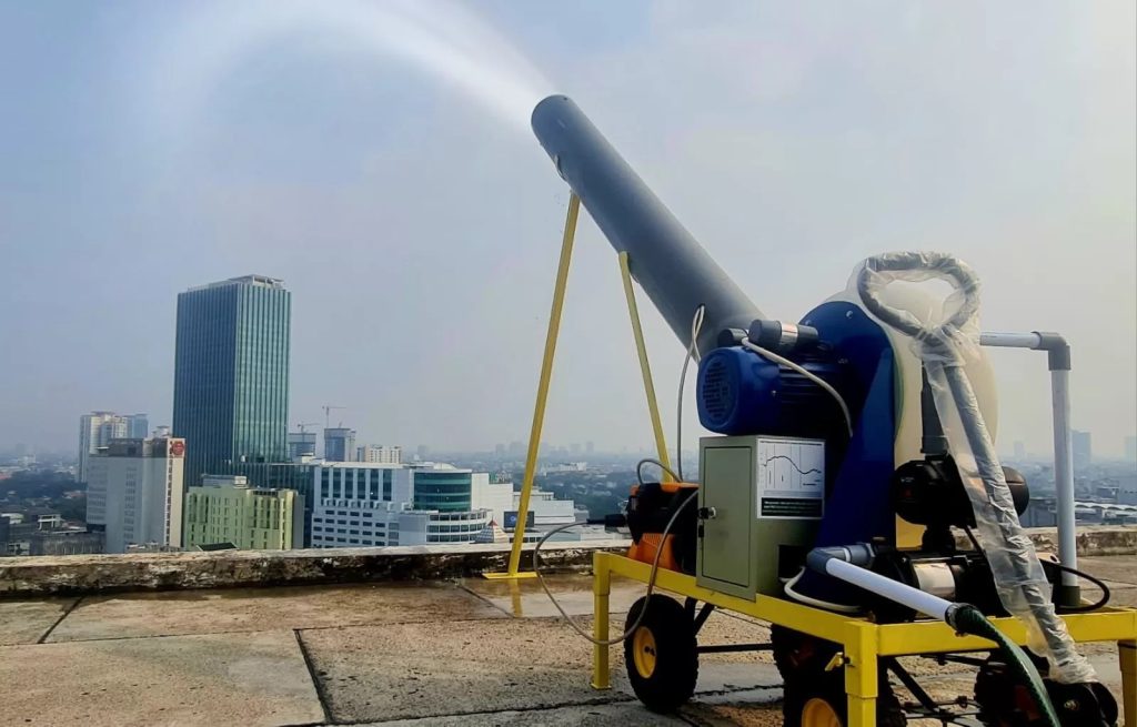 Mist generator menghasilkan semburan air yang mampu mengurangi konsentrasi polutan PM 2,5 yang dipasang di tower PLN untuk mengurangi polusi di Jakarta.