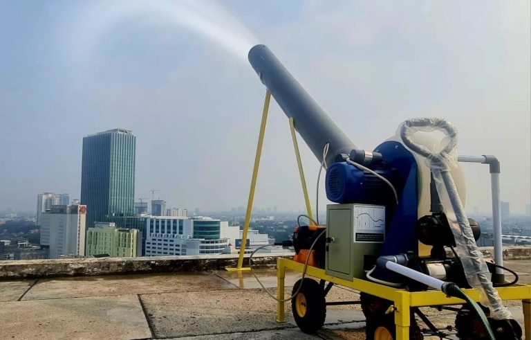Mist generator menghasilkan semburan air yang mampu mengurangi konsentrasi polutan PM 2,5 yang dipasang di tower PLN untuk mengurangi polusi di Jakarta.