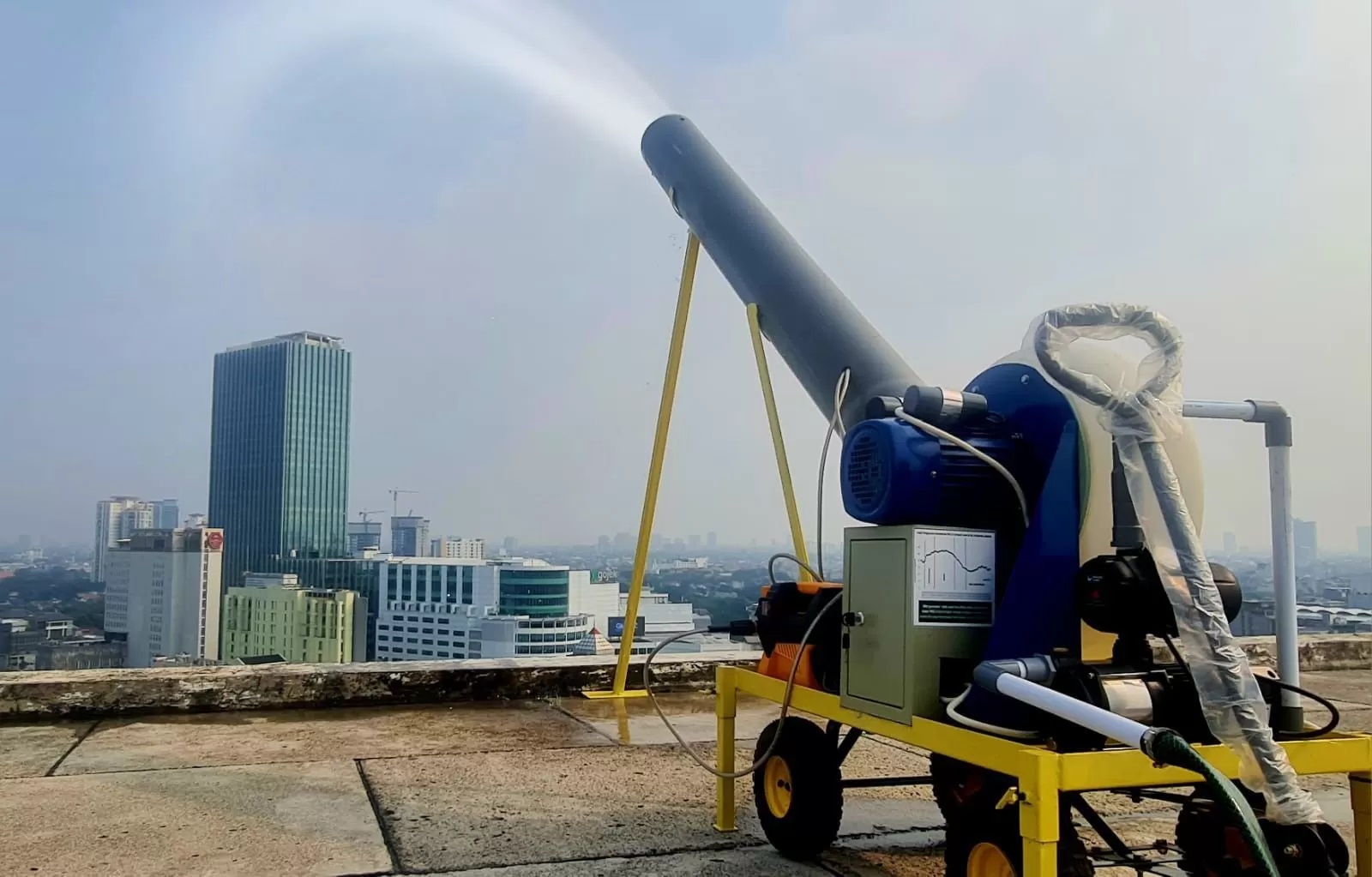 Mist generator menghasilkan semburan air yang mampu mengurangi konsentrasi polutan PM 2,5 yang dipasang di tower PLN untuk mengurangi polusi di Jakarta.
