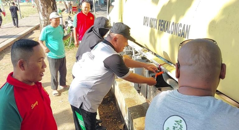 Sadar Lingkungan, 500 Pelajar Sekolah Lakukan Aksi Bersih-Bersih (Foto: Dok Timkom Pemkot Pekalongan)