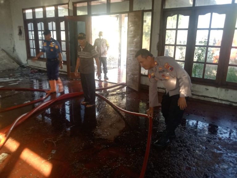 Gudang Bekas KUD Karanganyar Sragen Terbakar, Beruntung 30 Menit Dapat Dipadamkan (Foto: Dok Humas Polres Sragen)