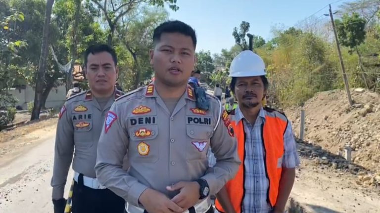 Arus Lalin Terganggu, Ruas Jalan Puwodadi – Solo di Kecamatan Geyer Amblas (Foto: Dok Humas Polres Grobogan)