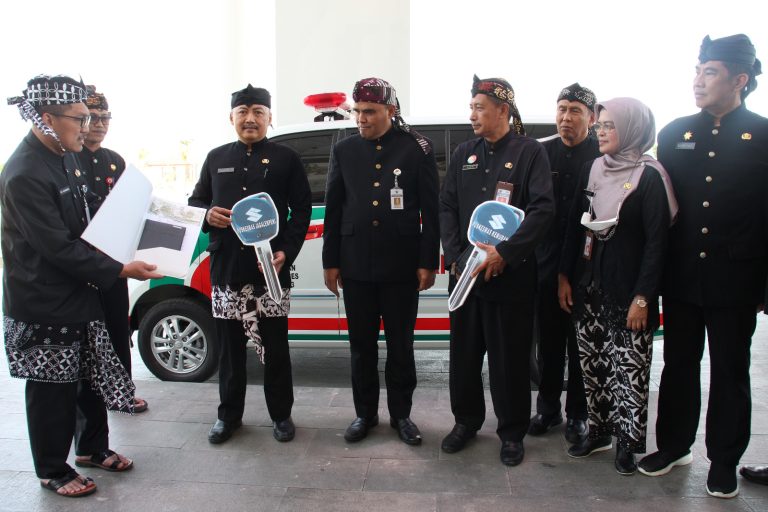 Tingkatkan Layanan Kesehatan, Urip Serahkan 2 Unit Ambulance untuk Puskesmas (Foto: Dok Pemkab Brebes)