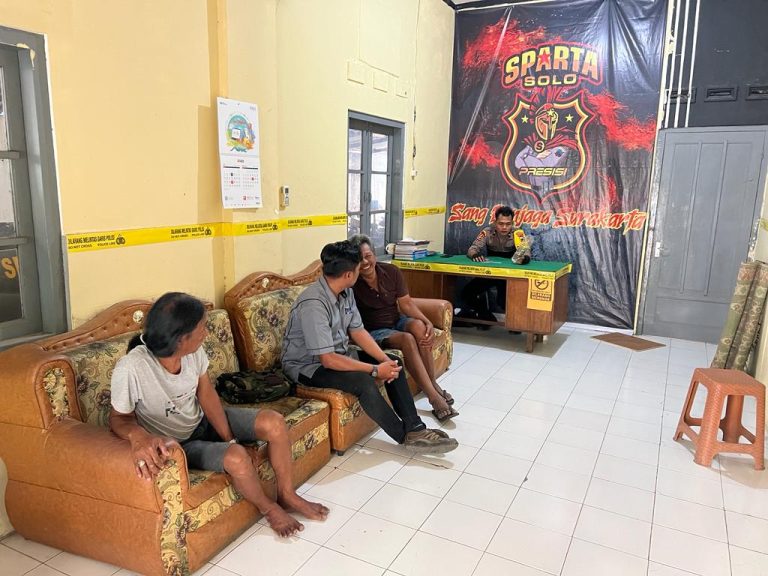 Asyik Pesta Miras di Warung, Tim Sparta Polresta Surakarta Amankan 3 Warga (Foto: Dok Humas Polresta Surakarta)