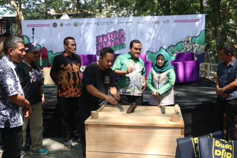 Produk Lokal Blora Ditampilkan pada Festival Ekonomi Kreatif (Foto: Dok Dinkominfo Blora)
